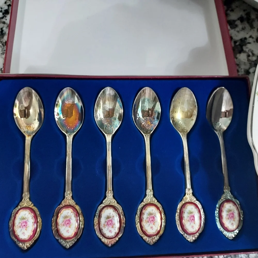 VINTAGE SILVER Plate and Porcelain 6 Spoon Set Pegasus Cottage Core Roses - Picture 4 of 4